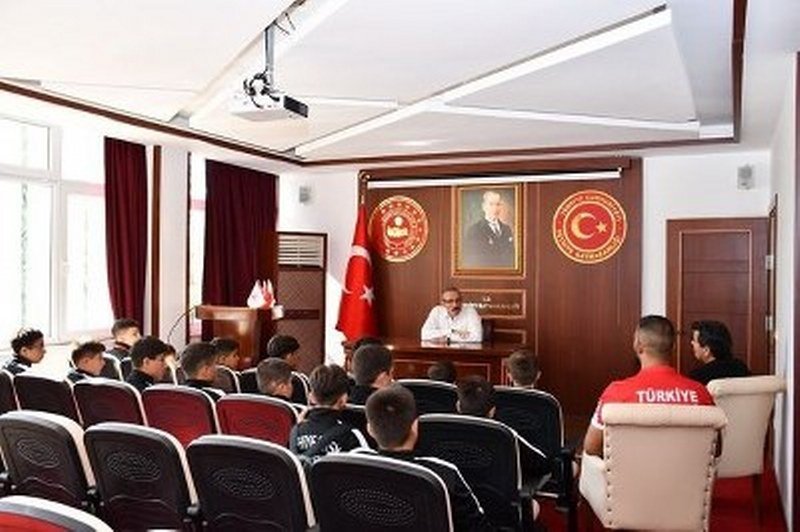 Şampiyon Güreşcilerden Kaymakama Ziyaret